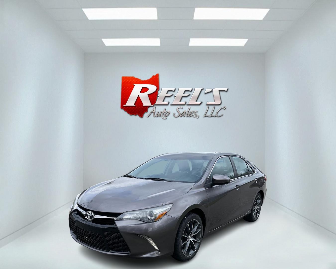 2015 Gray /Black Toyota Camry SE (4T1BF1FK7FU) with an 2.5L I4 DOHC 16V engine, 6-Speed Automatic transmission, located at 547 E. Main St., Orwell, OH, 44076, (440) 437-5893, 41.535435, -80.847855 - Photo#0